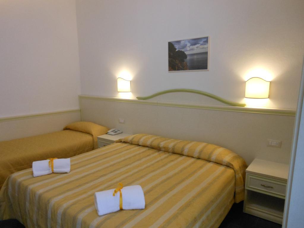 Hotel Due Torri Порто Адзуро Екстериор снимка